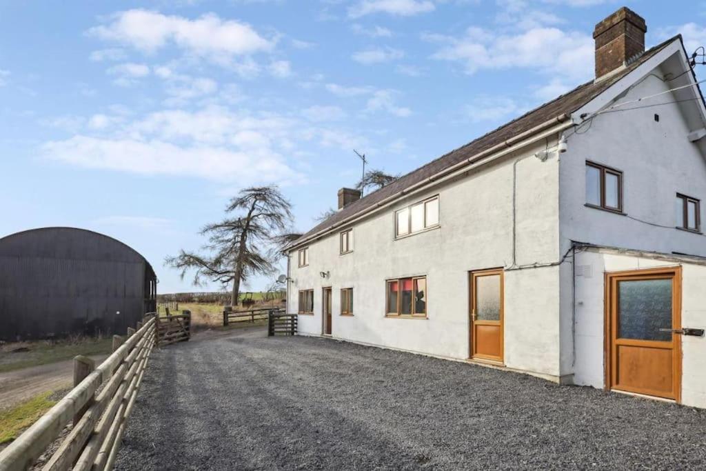 Upper Caerfaelog Farmhouse Llanbister Exteriér fotografie